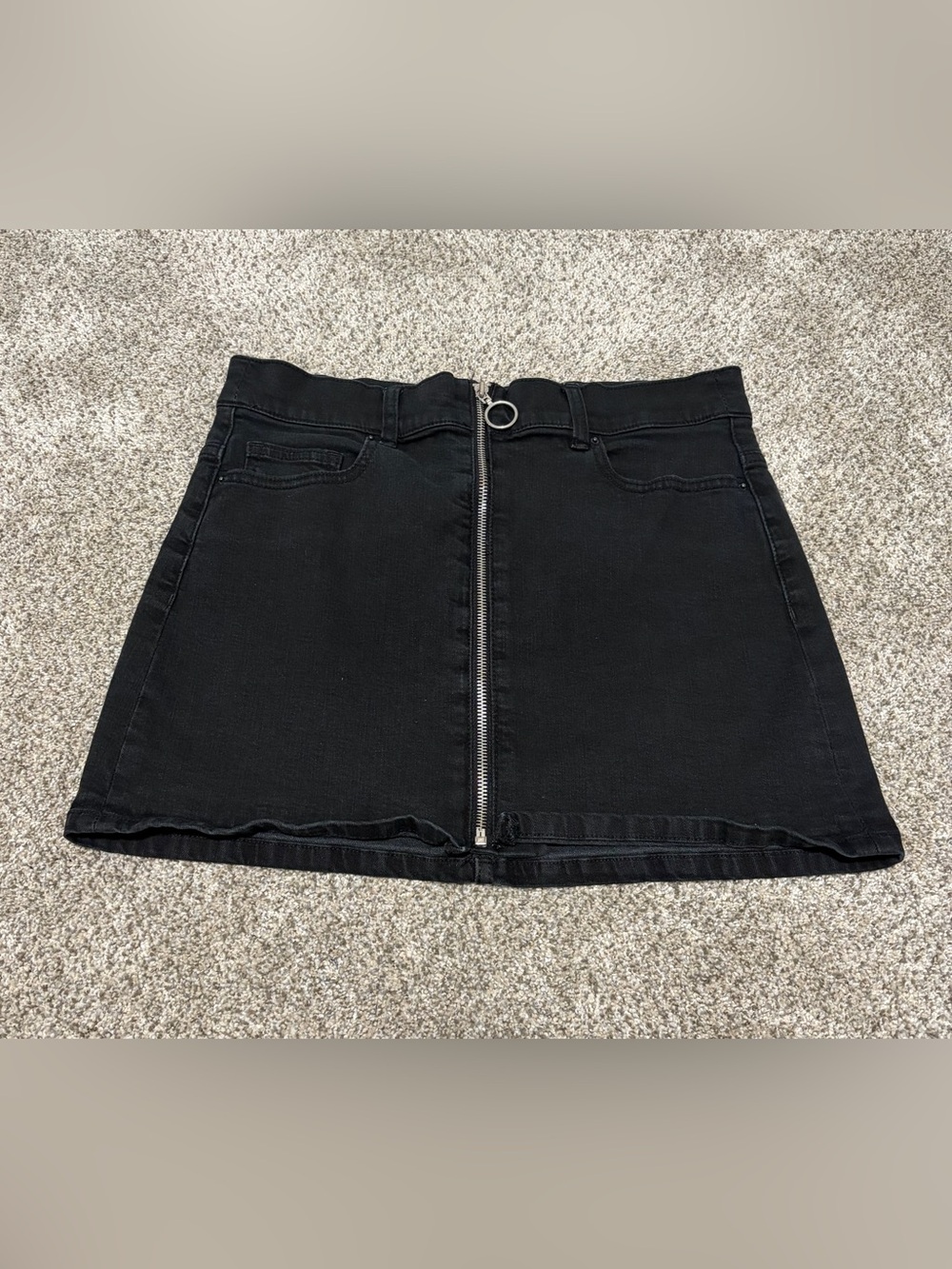 Women’s Sneak Peek Black Front-Zip Denim Mini Skirt with Ring Pull Size Medium